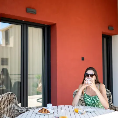 Angelinas Quarters - Mediterranean كالاماتا