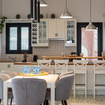 Angelinas Quarters - Mediterranean