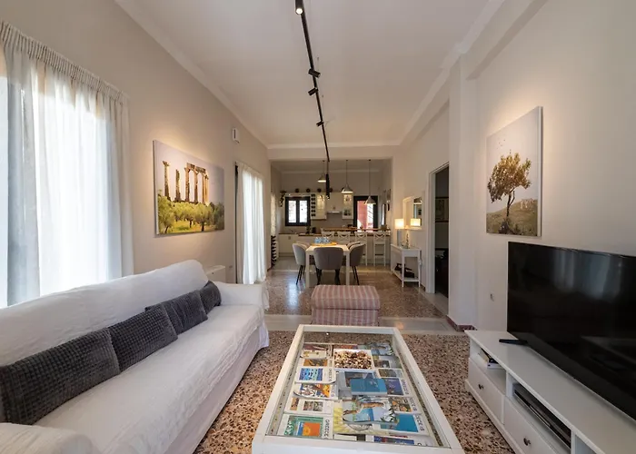 Angelinas Quarters - Mediterranean Villa